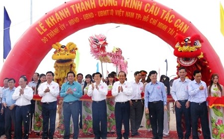 Phó Thủ tướng Thường trực cắt băng khánh thành cầu Tắc Cạn